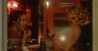 foto van twee mensen die op een date zijn