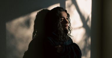 vrouw kijkt alsof ze in een waas leeft