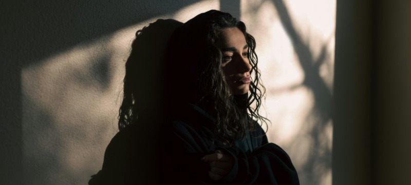 vrouw kijkt alsof ze in een waas leeft
