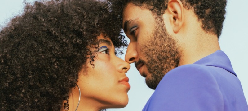 twee mensen in een relatie kijken elkaar indringend aan