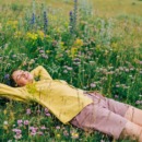 vrouw licht te genieten in het gras