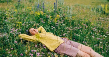 vrouw licht te genieten in het gras