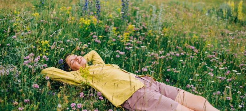 vrouw licht te genieten in het gras