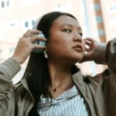 vrouw met een koptelefoon op in het moderne leven
