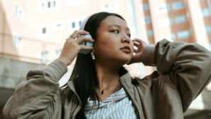 vrouw met een koptelefoon op in het moderne leven