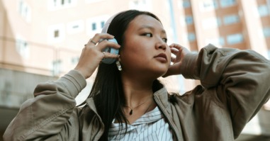 vrouw met een koptelefoon op in het moderne leven