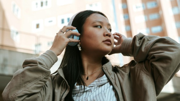 vrouw met een koptelefoon op in het moderne leven