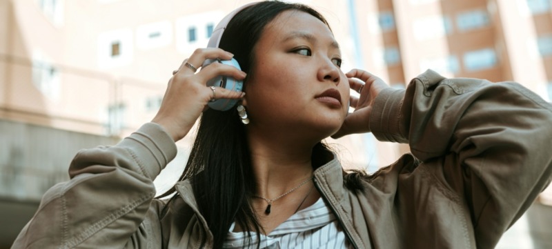 vrouw met een koptelefoon op in het moderne leven