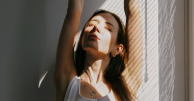 foto van een vrouw die lekker in haar vel zit