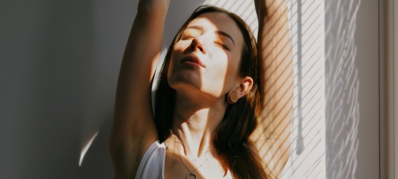 foto van een vrouw die lekker in haar vel zit