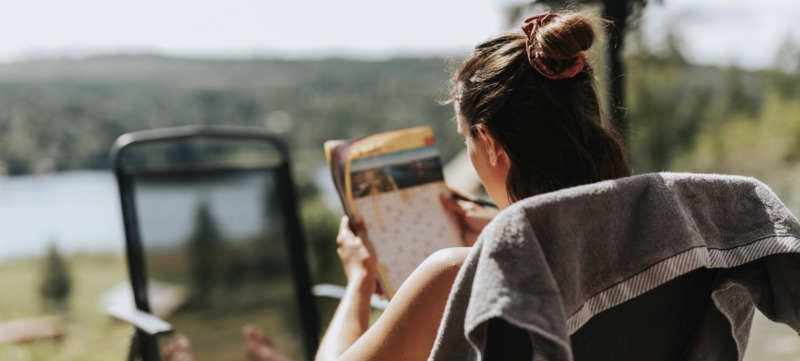 vrouw is aan het puzzelen