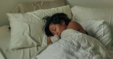persoon ligt in bed en droomt