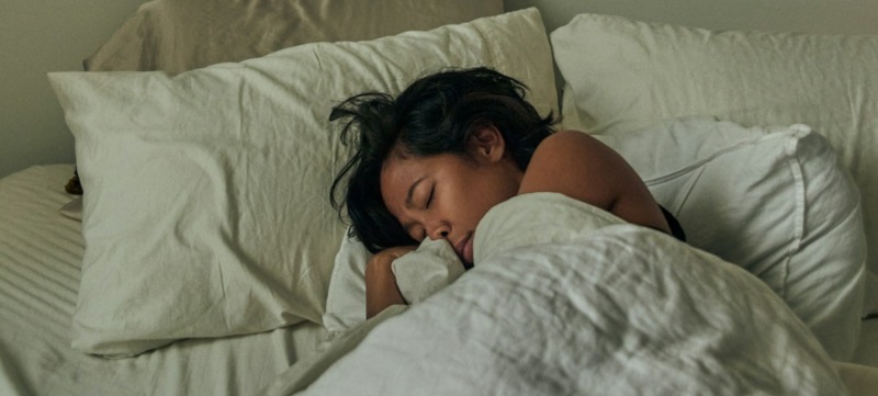 persoon ligt in bed en droomt