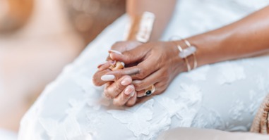 foto van een trouwring om een vinger