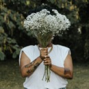 vrouw houdt een bos bloemen vast voor zichzelf