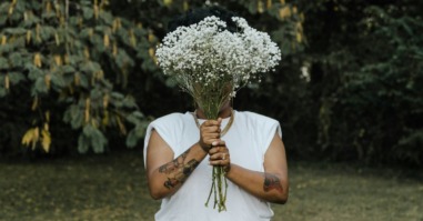 vrouw houdt een bos bloemen vast voor zichzelf