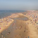 foto van het nederlandse strand in de zomer