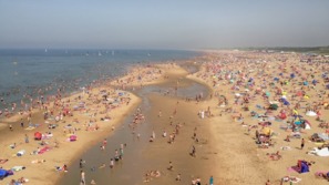 foto van het nederlandse strand in de zomer