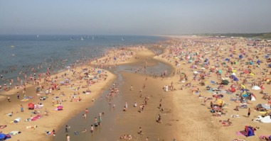 foto van het nederlandse strand in de zomer