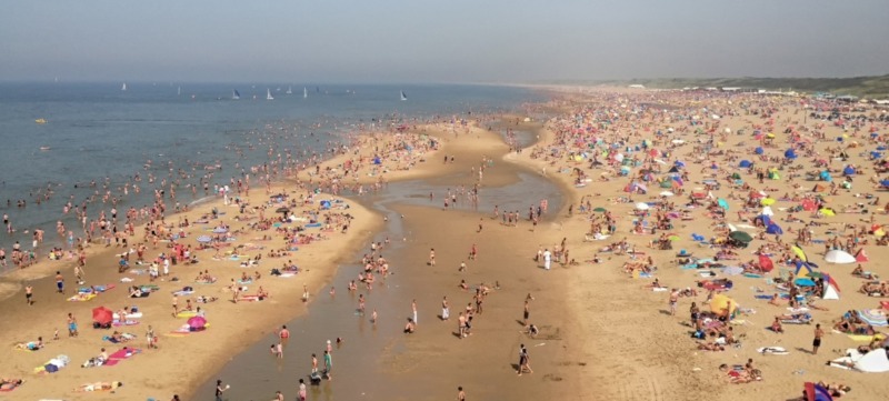 foto van het nederlandse strand in de zomer