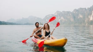 twee mensen genieten van de zomer