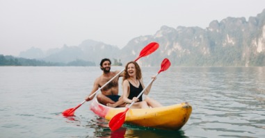 twee mensen genieten van de zomer
