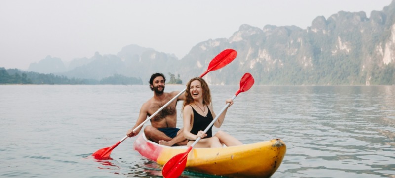 twee mensen genieten van de zomer
