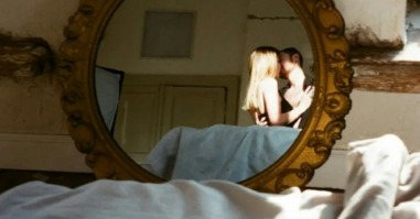 foto van twee mensen in bed