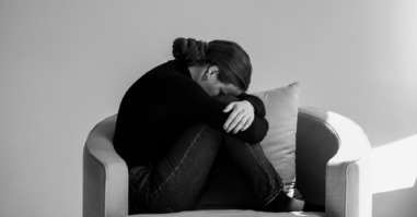 persoon is aan het rouwen en is verdrietig