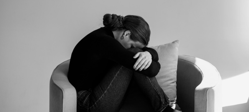 persoon is aan het rouwen en is verdrietig