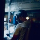 man zit alleen in de bus
