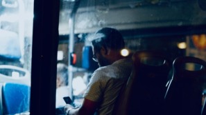 man zit alleen in de bus