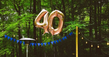 ballonnen met 40 jaar op een feestje van iemand die net in de midlife is beland