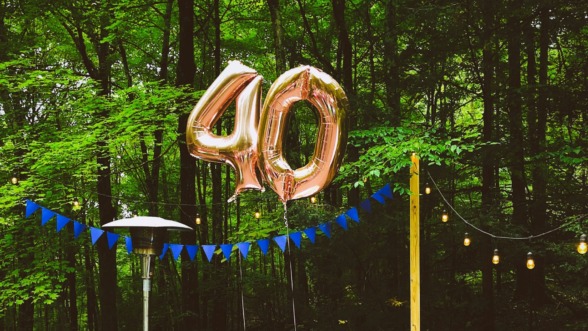 ballonnen met 40 jaar op een feestje van iemand die net in de midlife is beland