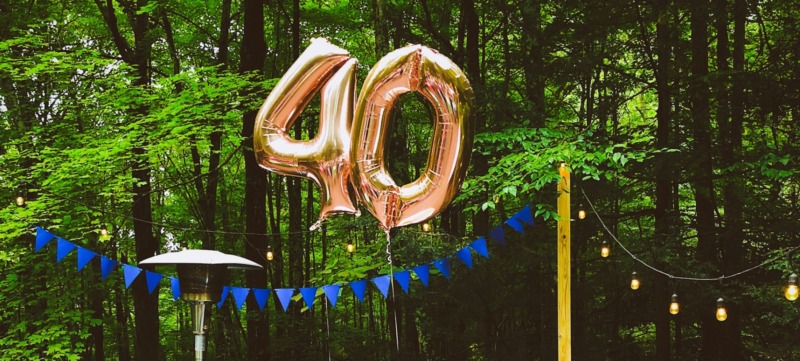 ballonnen met 40 jaar op een feestje van iemand die net in de midlife is beland