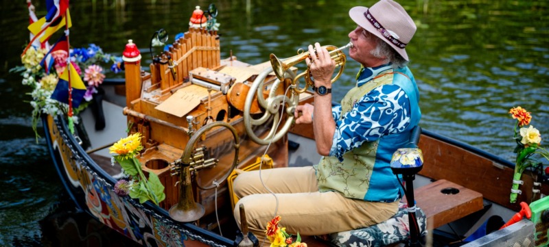 reinier sijpkens vaart over de grachten en geeft een miniconcert