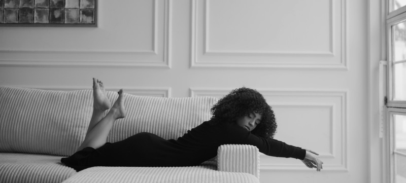 vrouw is single en ligt alleen op de bank