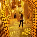 kunstwerk met kenmerkende stippen van yayoi kusama