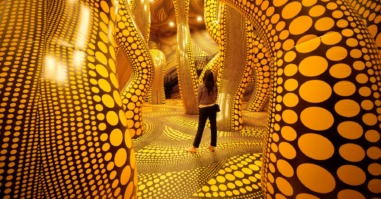 kunstwerk met kenmerkende stippen van yayoi kusama