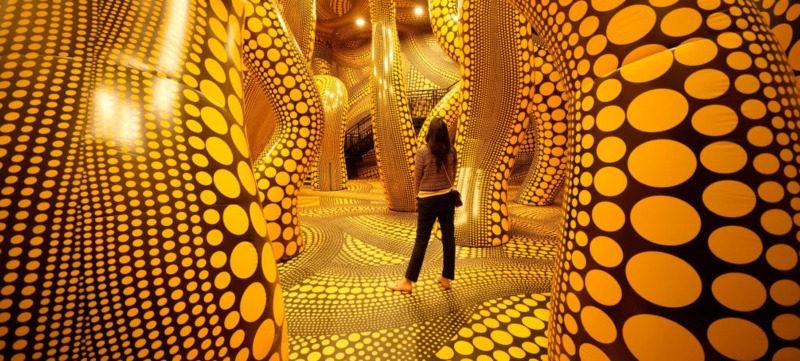 kunstwerk met kenmerkende stippen van yayoi kusama
