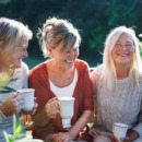 drie vriendinnen lachen samen