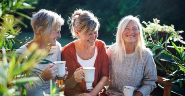 drie vriendinnen lachen samen