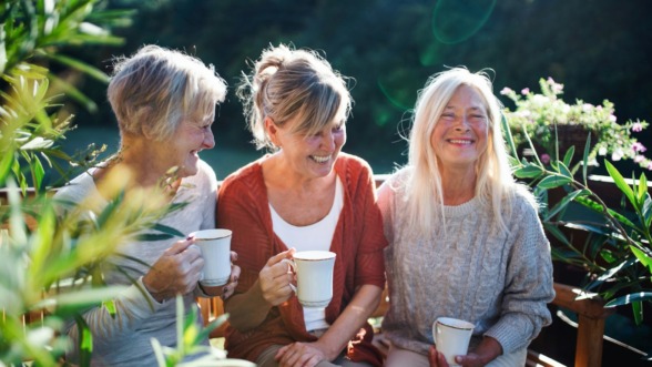 drie vriendinnen lachen samen