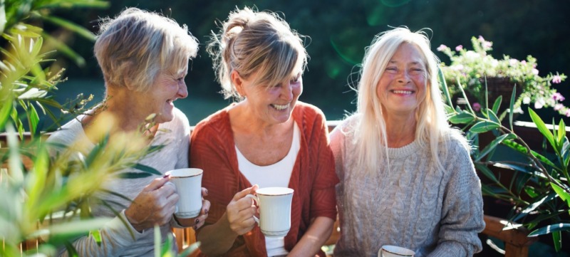 drie vriendinnen lachen samen
