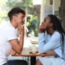twee mensen zijn op een date