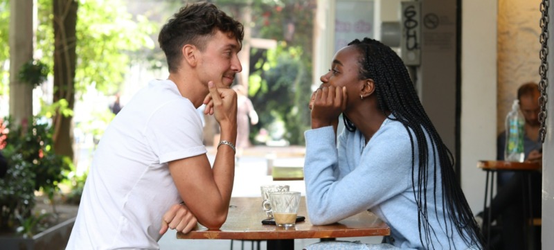 twee mensen zijn op een date