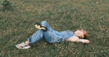 vrouw ligt in gras