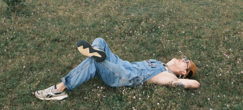 vrouw ligt in gras