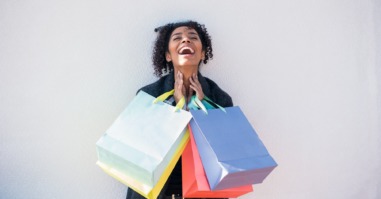 vrouw is gelukkig nadat ze geld heeft uitgegeven