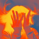 persoon straalt negatieve energie uit